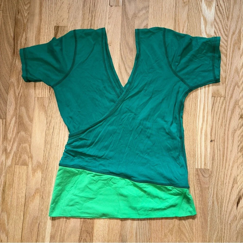 Lululemon Cross Over Deep V Neck T Shirt w Ruched Side